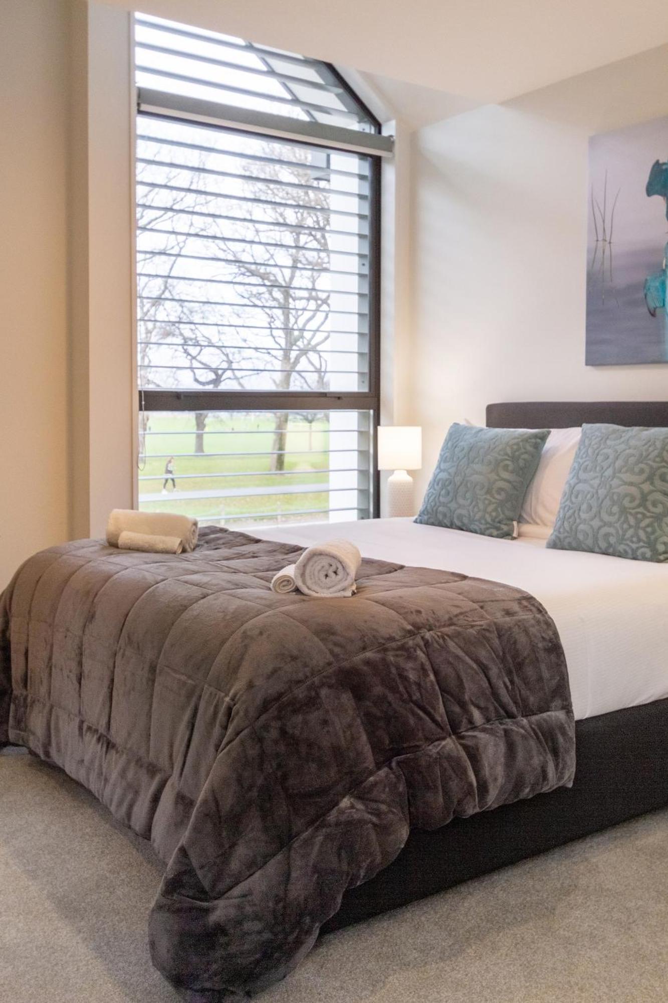Modern 2 Bed 2 Bath Opposite Hagley Park Appartement Christchurch Buitenkant foto