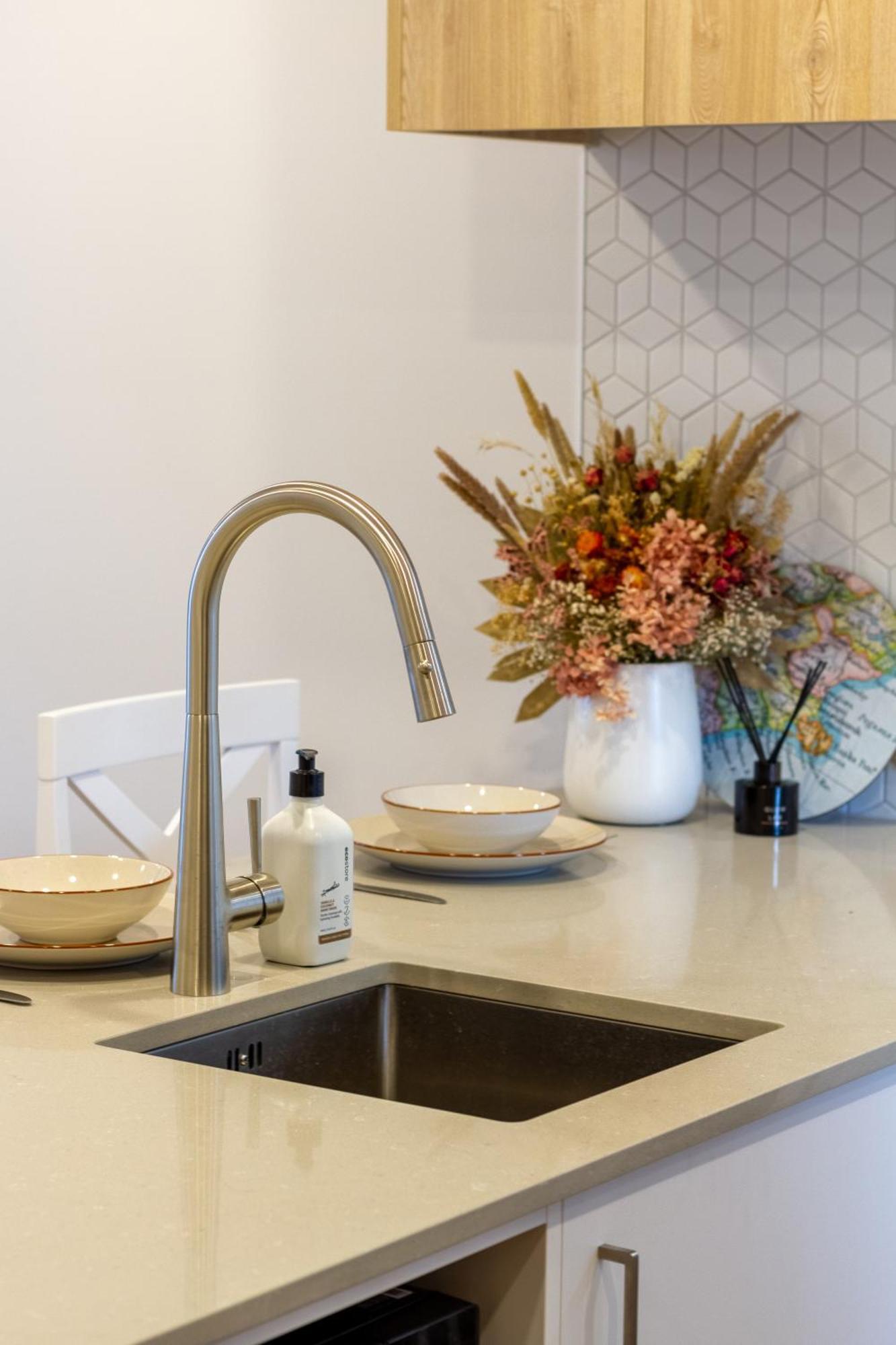 Modern 2 Bed 2 Bath Opposite Hagley Park Appartement Christchurch Buitenkant foto